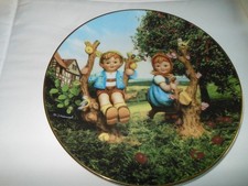Danbury Mint M.J. Hummel Little Companions Apple Tree Boy and Girl Plate J8999 picture
