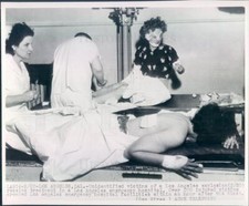 1947 Press Photo Los Angeles CA Victims of Explosion Receive Treatment picture