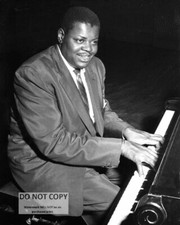 OSCAR PETERSON CANADIAN JAZZ PIANIST AND COMPOSER 8X10 PUBLICITY PHOTO (AZ-270) picture