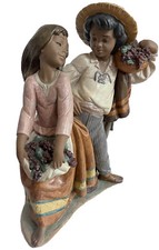 Lladro Figurine #2359 First Crush (Retired) Vintage Porcelain Spanish Sculpture picture
