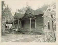 1962 Press Photo Exterior view of an old house on Pine Street - lra92783 picture