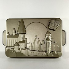 Harry Potter Hogwarts Aluminum Non-Stick 13.5”x 9.5” Cake Pan Williams-Sonoma picture