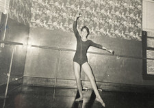 1957 Young Pretty Woman Girl Smiling Dancing Ballet Shoes Original Photo P19p5 picture