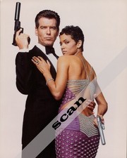 JAMES BOND Pierce Brosnan & Halle Berry as Jinx 8X10 PHOTO #A445 picture