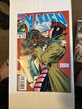 X-Men #24 Marvel Comic From 1993 Rogue & Gambit Iconic Kiss Cover picture