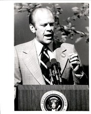 LG1 70s Original Photo PRESIDENT FORD SHOWS OFF INFLATION WIN BUTTON ROSE GARDEN picture