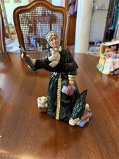 ROYAL DOULTON FIGURINE CHRISTMAS PARCELS HN2851 8-3/4” 1977 picture