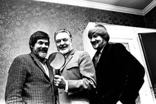 Actor Donald Sinden was presented with an enormous magnifiying gla- Old Photo 2 picture