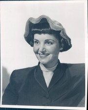1953 Hollywood Esther Williams Lydia Lane Garden Interview Photo 8x10 picture