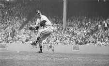 Lew Burdette of Milwaukee Braves pitching during 7th final game of - Old Photo 1 picture