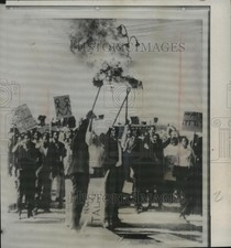 1985 Press Photo African protesters burn a British flag outside embassy, Isreal picture