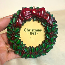 Vintage Avon 1983 Captured Moments Christmas Wreath Picture Frame Ornament picture