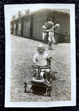 TODDLER in VINTAGE STROLLER in Hawaii 1940s PHOTOGRAPH Men in ALOHA SHIRTS picture