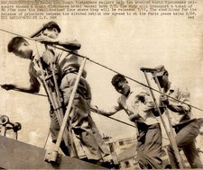 LG1 1970 Wire Photo SOUTH VIETNAMESE SAILORS HELP WOUNDED NORTH PRISONERS POWs picture