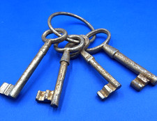 Lot 4 Large Antique Skeleton Keys Heavy Iron Architectural Door Lock Keys 444 picture