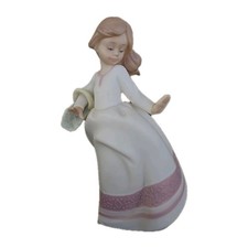 Golden Memories by Lladro Daisa Gathering a Boquet 1991 Figurine RARE picture