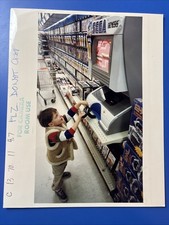 Toys R Us Sega Genesis Sonic the Hedgehog Video Game Kiosk 1992 Press Photo picture