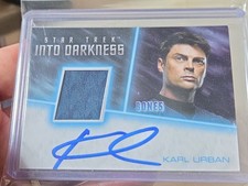 Star Trek InfleXions - Karl Urban - Into Darkness Auto Relic material Card picture