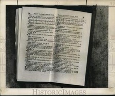 1949 Press Photo Book Purported To Use Dreams To Help Players Win Lottery picture