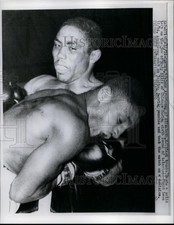 1959 Press Photo Boxer Gene Armstrong lands a punch to Rudy Ellis during bout picture