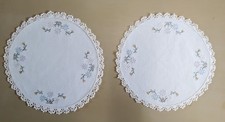VINTAGE PAIR HAND EMBROIDERED LINEN DOILIES MATCHING ROUND DAISY CROCHET LACE picture