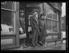Ambridge Pennsylvania 1941 American Bridge Company employees waiting for bus picture
