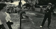 1984 Press Photo The Di Ullo's took photos of a macaw at the Milwaukee Zoo Ball picture