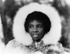 Photo of Gladys KNIGHT Posed portrait of Gladys Knight wearing whi- Old Photo picture