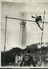 1930 Press Photo George Jefferson Compton Junior College pole vaulter picture