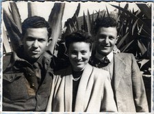 1940s Photo Jewish Brigade Soldier With Friends picture