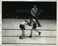 1935 Press Photo Lou Ambers pounds Harry Dublinsky at Madison Square Garden picture