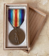 WW1 JAPAN VICTORY MEDAL TOP QUALITY ORIGINAL 1920 AWARD w/ WOOD PRESENTATION BOX picture